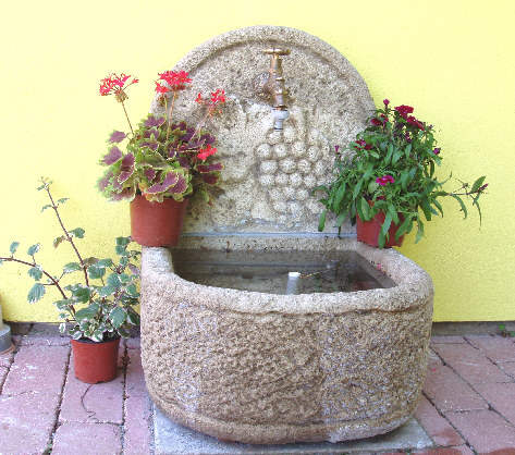 Fontaine sur la terrasse du Gite en Alsace - mai 2005